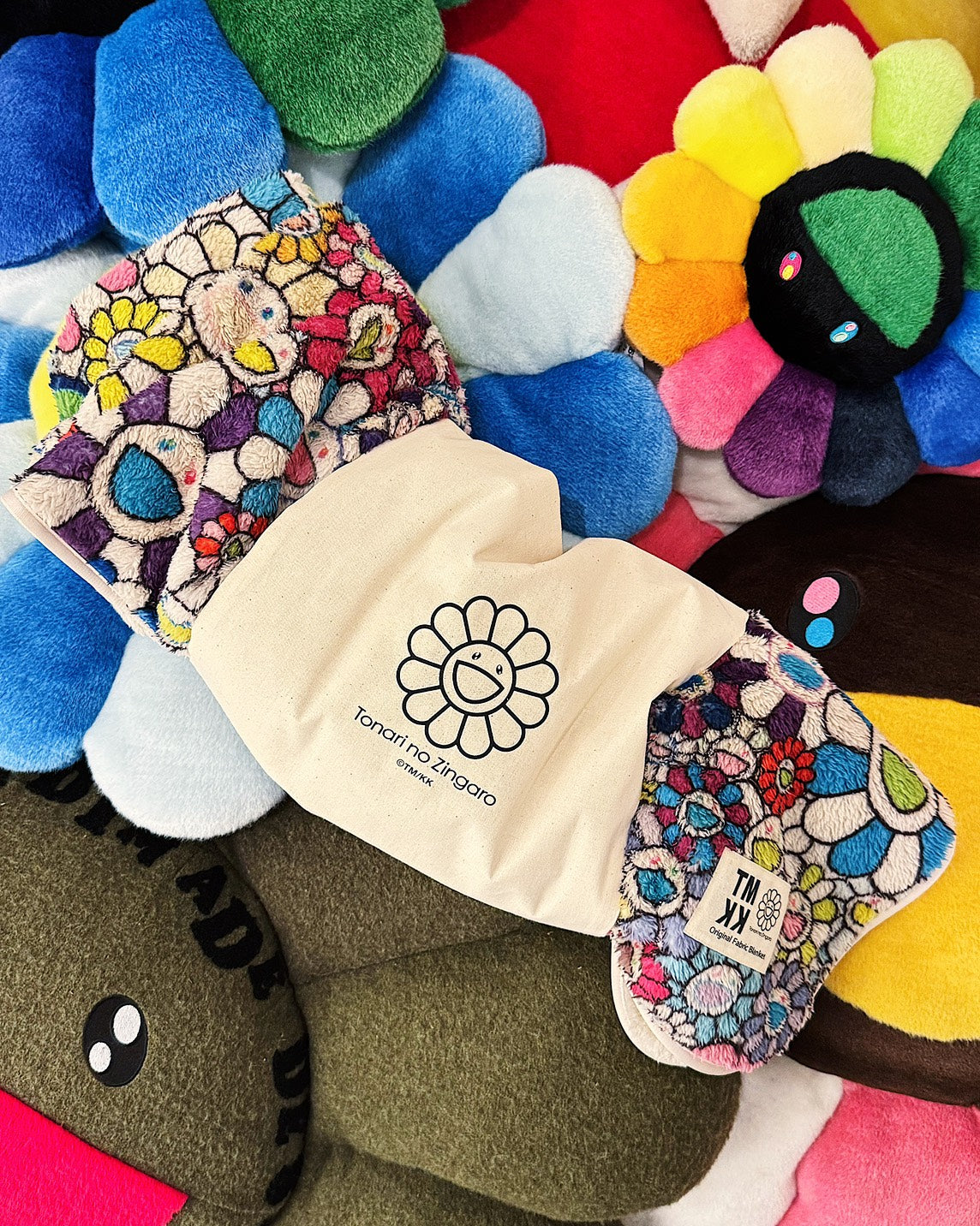 【©Takashi Murakami / kaikai kiki】<br>大人気のフラワーブランケットとデニムジャガードより新作アイテムが本日12月7日(日) 20時よりオンラインにて発売スタート！！