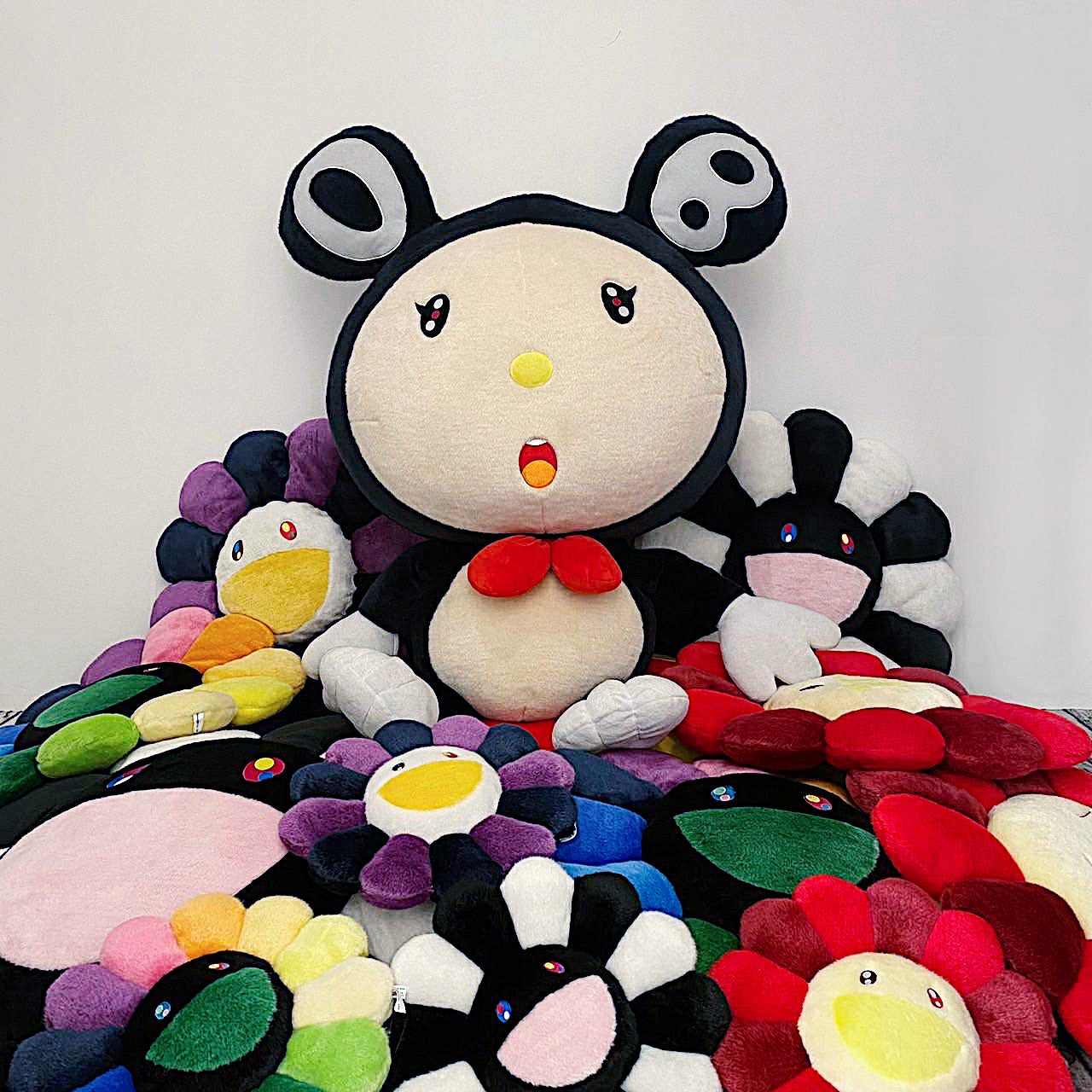 【Store limited release / STORE'S ONLY】<br> A lot of goods are now on sale, such as the popular flower cushions from "©Takashi Murakami / kaikai kiki"!