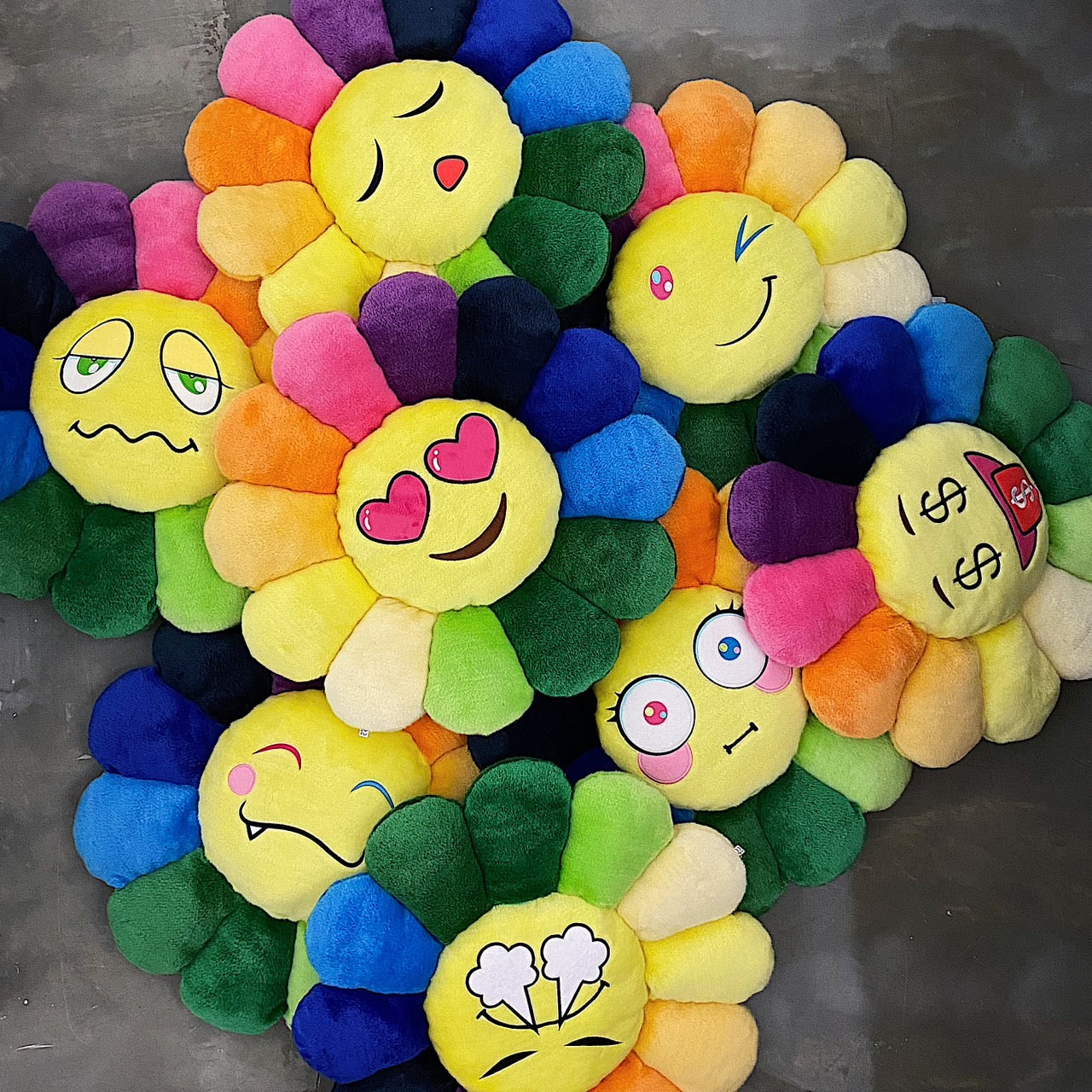 【Store limited release / STORE'S ONLY】<br> 「©Takashi Murakami / kaikai kiki」rainbow flower cushions are now on sale!
